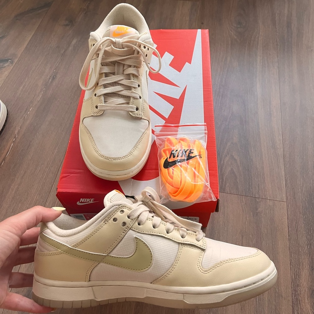 Wmns Nike Dunk Low 'Muslin
Team Gold' W9 - M7.5